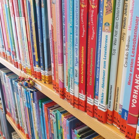 Kinderbücher in einem Regal