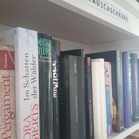 Seitenansicht eines Bücherregales