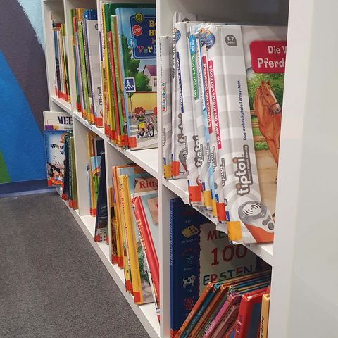 Kinderbücher in einem Regal